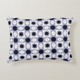 almohada decorativa con un patrón geométrico