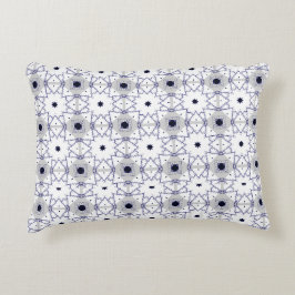 almohada decorativa con un patrón geométrico