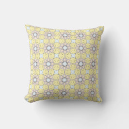 almohada decorativa con un patrón geométrico
