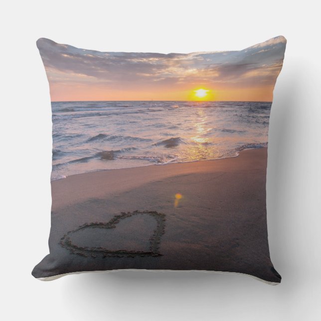 Almohada decorativa corazón atardecer en la playa  (Anverso)