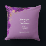 Almohada decorativa de aniversario de boda con flo<br><div class="desc">Agregue un toque de romance a su decoración del hogar con nuestra “Almohada decorativa de aniversario de boda con flores púrpuras”. Es un símbolo de amor duradero y celebración, y realza su espacio de vida, pero también sirve como un cálido recordatorio de su día especial. Ya sea que esté celebrando...</div>