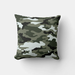 Almohada decorativa de camuflaje verde militar.