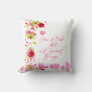 Almohada decorativa de corazones y flores acuarela