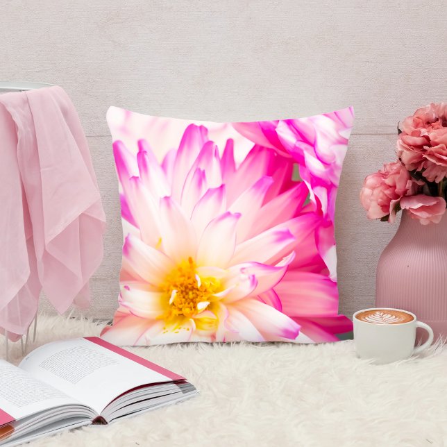 Almohada Decorativa De Dos Dahlias Blancas Y Rosad (Subido por el creador)