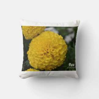 Almohada decorativa de flor amarilla
