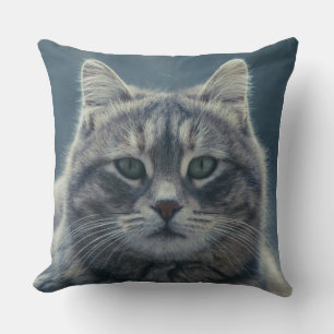 Almohada decorativa de gato atigrado gris realista