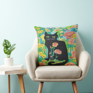 Almohada decorativa de gato negro entre flores par