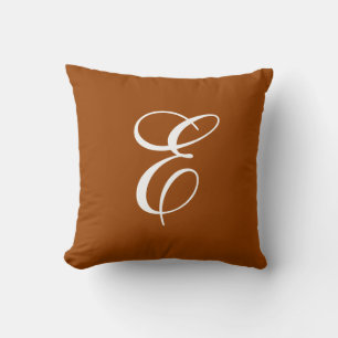 Almohada decorativa de monograma blanco y naranja