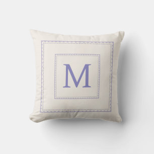 Almohada decorativa de monograma lila bonita