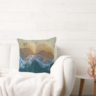 Almohada decorativa de océano y montaña abstracto 