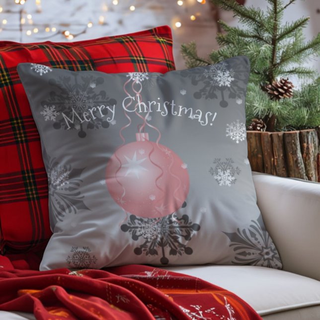 Almohada decorativa de ornamento navideño elegante (Pink Fancy Christmas Ornament Throw Pillow)