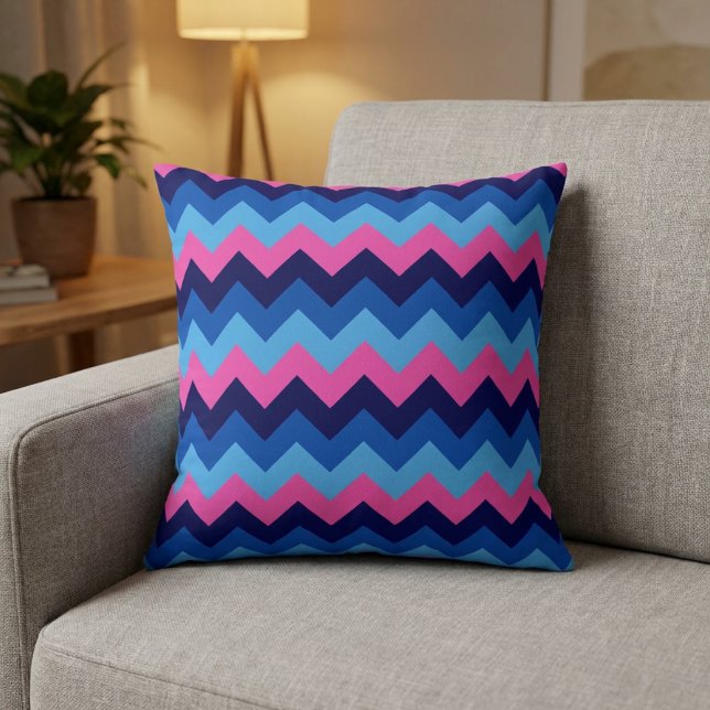 Almohada decorativa de patrón de Chevron rosa azul (Cool Blue Pink Chevron Pattern Throw Pillow on a sofa in a living room.)