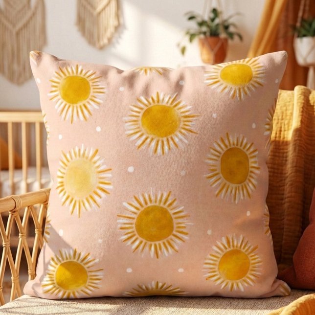 Almohada decorativa de patrón de sol brillante (Soft nursery pillow with watercolor sun pattern on rattan chair in warm neutral room)