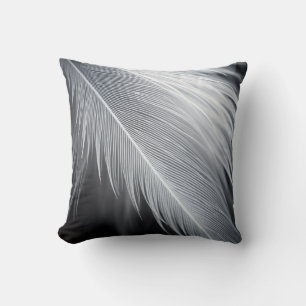 Almohada decorativa de pluma en blanco y negro