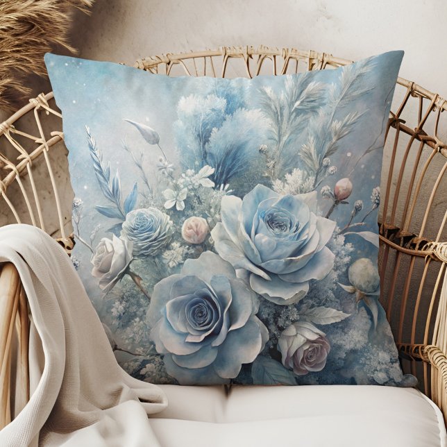 Almohada decorativa de ramo de rosa azul de invier (Winter Blue Rose Bouquet Decorative Pillow in a boho rattan armchair.)