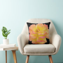 Almohada decorativa de rosa amarilla y melocotón e
