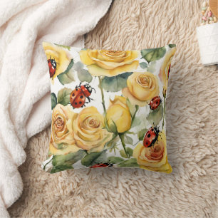 Almohada decorativa de rosas amarillas y mariquita