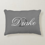 Almohada decorativa del monograma gris<br><div class="desc">La almohada decorativa del monograma gris es un accesorio elegante que fijará de cualquier sitio en su hogar o como regalo alguien. Esto es una almohada gris con inicial del apellido en un apellido gris y completo más oscuro acodado en inicial de centro superior en la fuente elegante blanca. ¡La...</div>
