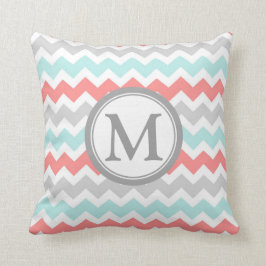 Almohada decorativa del monograma gris coralino de