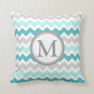 Almohada decorativa del monograma gris de Chevron