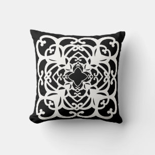 almohada decorativa en blanco y negro
