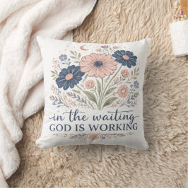 Almohada Decorativa Espera Dios Está Trabajando