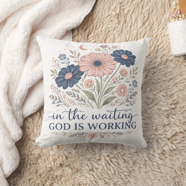 Almohada Decorativa Espera Dios Está Trabajando  (Manta)