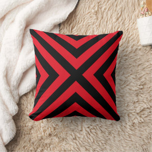 Almohada decorativa geométrica roja y negra