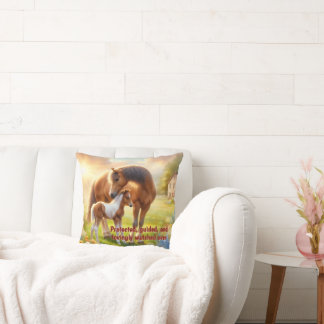 Almohada decorativa inspiradora de yegua y potro