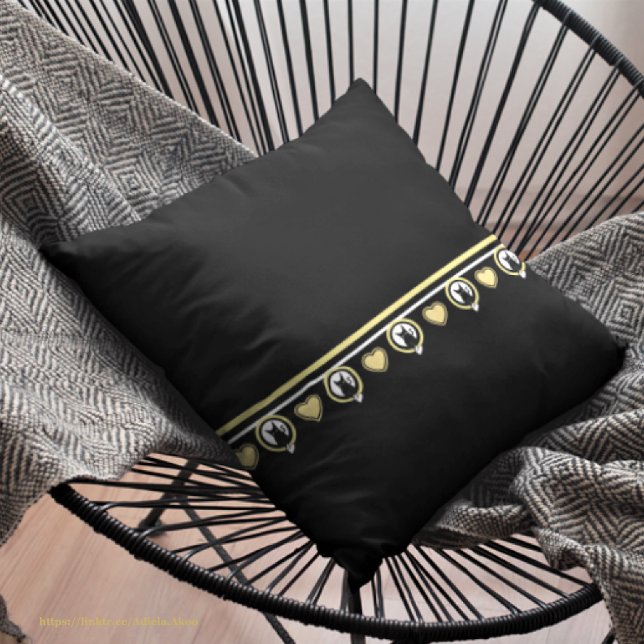 Almohada decorativa Love Cat diseñada por Poet Adi (Love Cat Throw Pillow by Poet Adiela Akoo. Love it? GET it! Shop the Love Cat Collection & more now!)