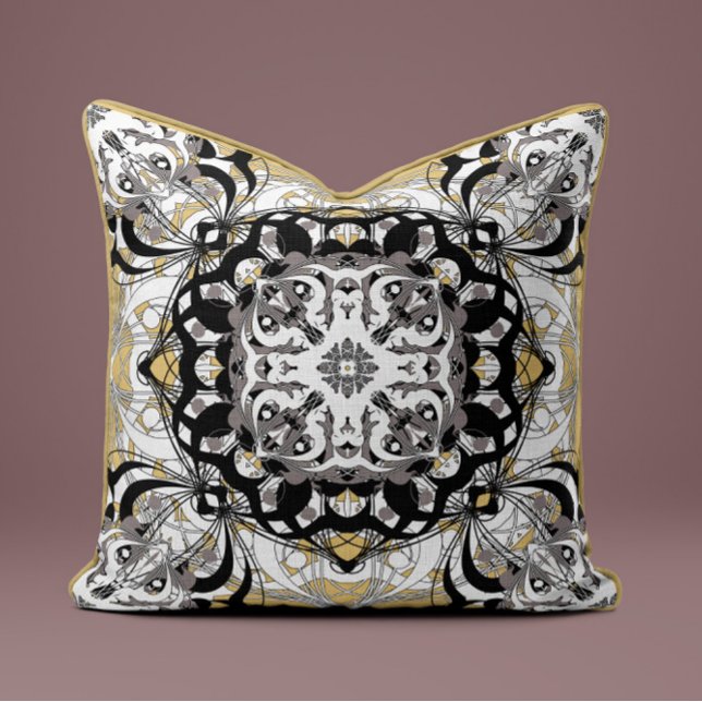Almohada decorativa ornamentada de mandala en beig (Subido por el creador)