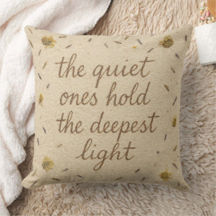 Almohada decorativa The Quiet Ones Hold the Deepes