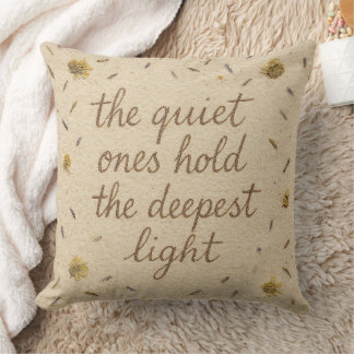 Almohada decorativa The Quiet Ones Hold the Deepes
