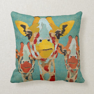 Almohada del azul de tres jirafas que mira a