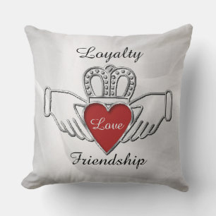 Almohada del blanco de Claddagh de la amistad del