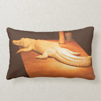 Almohada del cocodrilo del albino