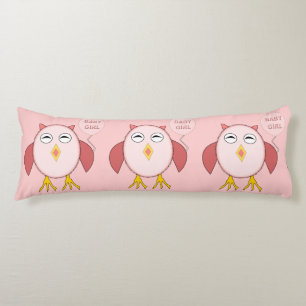 Almohada del cuerpo de la niña pequeña y rosa