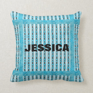 Almohada del diseño del corazón con nombre