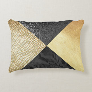 Almohada del negro y de la piel del cocodrilo del