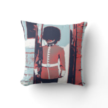 Almohada del soldado del guardia de la reina roja
