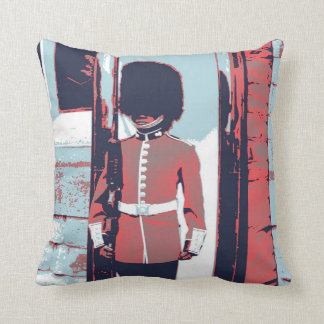 Almohada del soldado del guardia de la reina roja