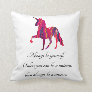 Almohada del unicornio con el refrán lindo en él
