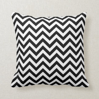 Almohada del zigzag en negro