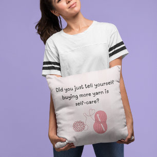 Almohada divertida con la frase “Comprar hilo es a