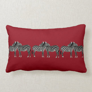 Almohada elegante, cebras en de color rojo oscuro