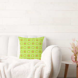 Almohada elegante con estampado de corazones rosas