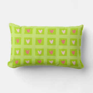 Almohada elegante con estampado de corazones rosas