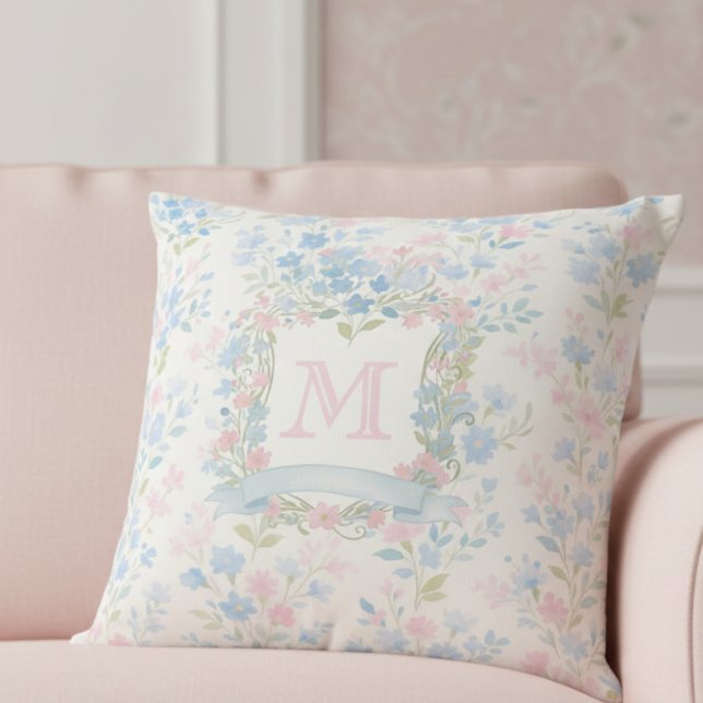 Almohada elegante con monograma floral (elegant grandmillennial floral throw pillow with pastel pink and blue flowers custom family crest)
