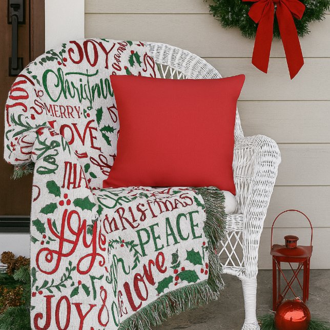 Almohada Exterior de Color Rojo Sólido (“Add festive red to your porch with this cozy pillow perfect with holiday throws to welcome guests.”)