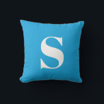 Almohada exterior monogramada inicial azul cielo<br><div class="desc">Almohada exterior monogramada inicial de Sky Blue. almohada exterior decorativa con una sola inicial. Personalizar rápida y fácilmente.</div>